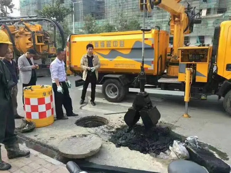 桦甸街道：网格员化身“清道夫”，为民解忧疏通“堵心”化粪池
