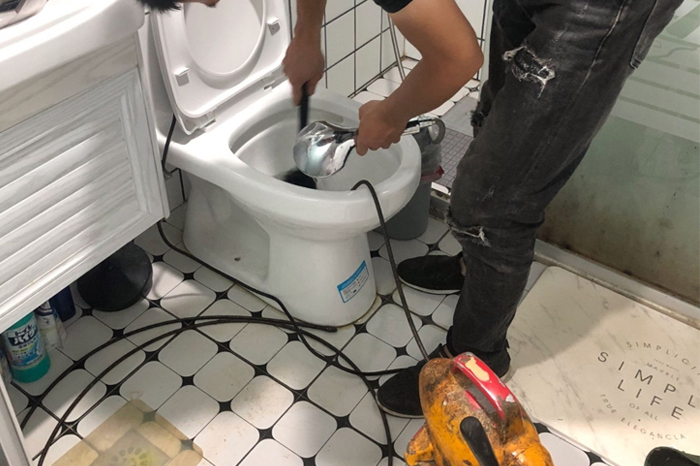 桦甸马桶堵塞自己疏通还是找师傅?专业上门服务让你省时更省心